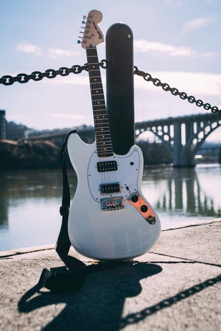 Gambar Gitar Listrik Fender